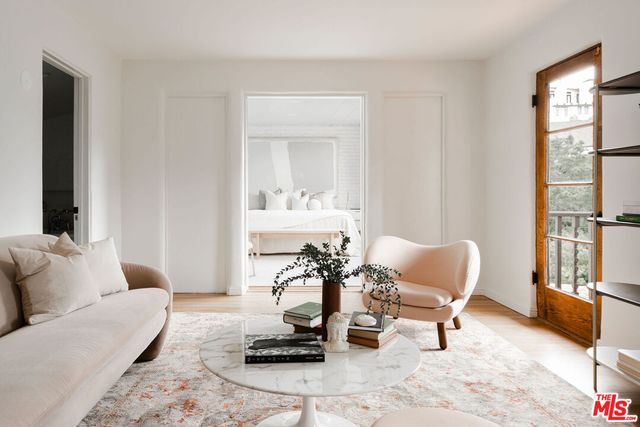 a view of a back yard