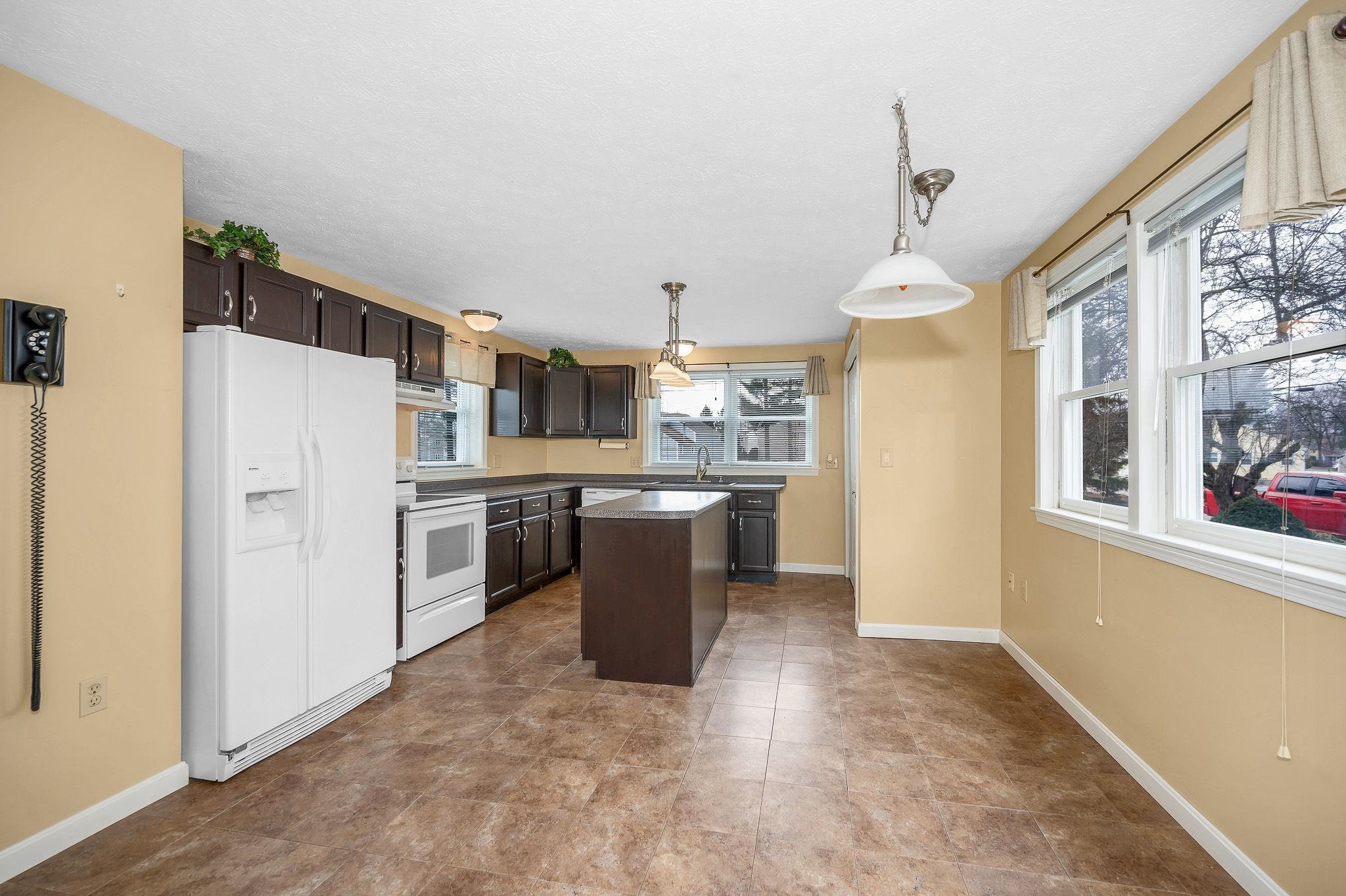 8 Fitzpatrick Circle Nashua, NH 03063 - Photo 5 of 46