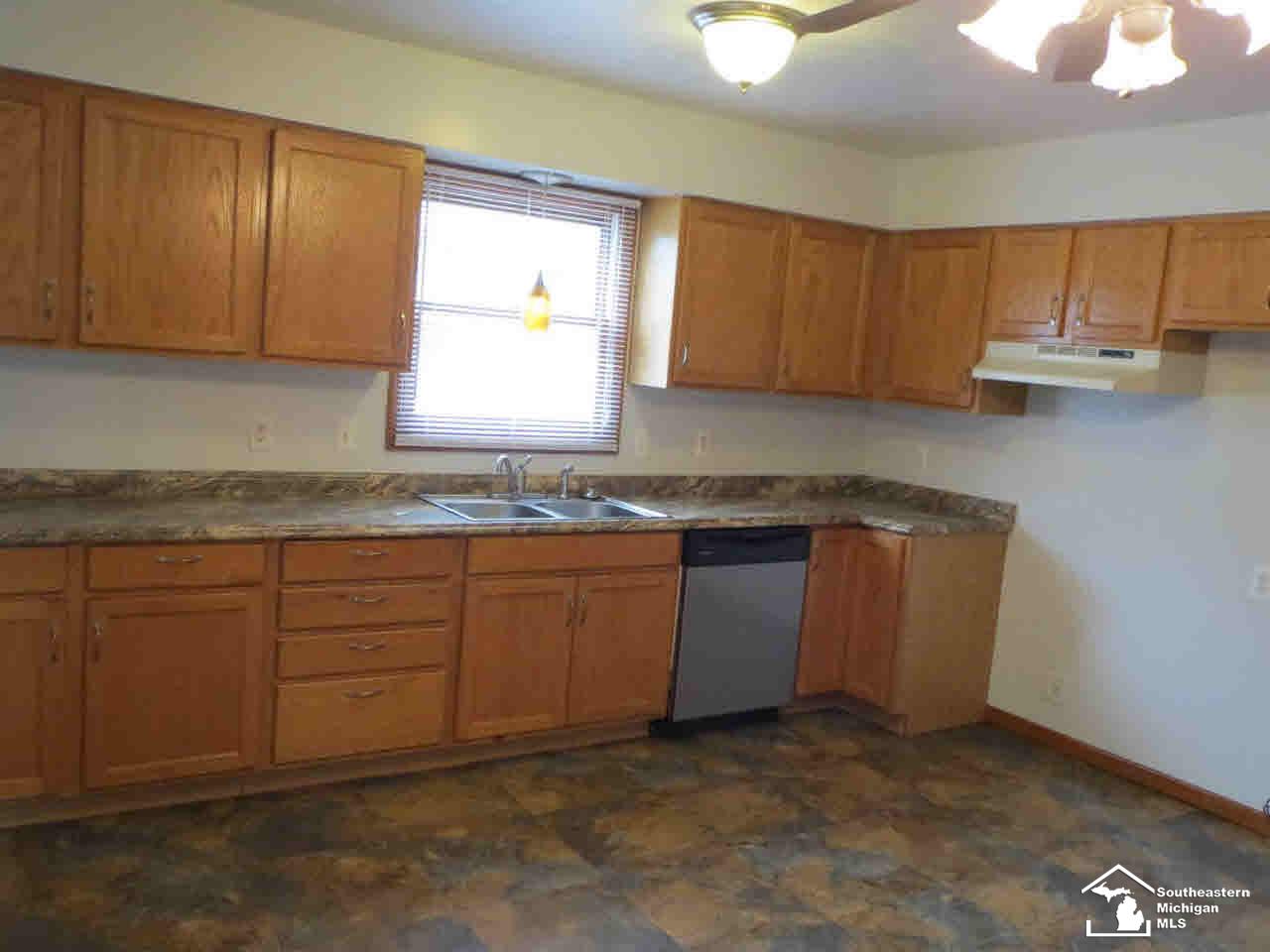 1538 South Custer Road Monroe, MI 48161 - Photo 5 of 15 21148726-4.JPG