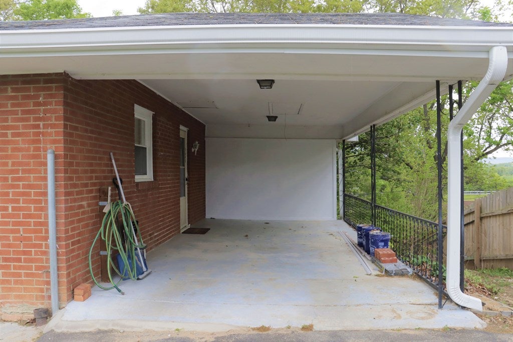 7693 Brandon Road Radford, VA 24141 - Photo 7 of 49 Gallery Image 7