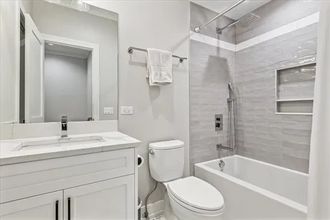 $749,000 | 1922 West Belmont Avenue, Unit 3, Chicago, IL 60657