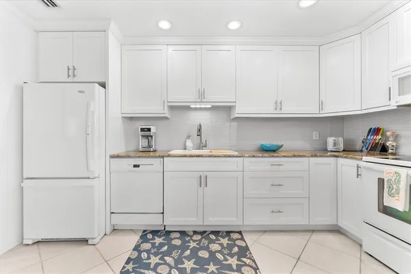 $3,200 | 6708 Sarasea Circle, Unit 202, Sarasota, FL 34242