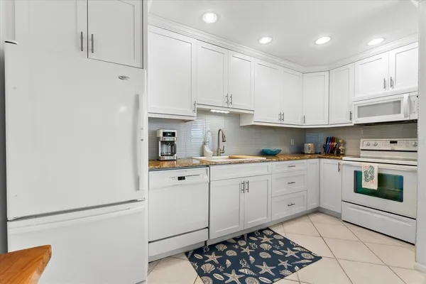 $3,200 | 6708 Sarasea Circle, Unit 202, Sarasota, FL 34242
