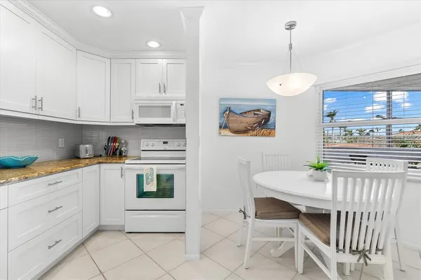 $3,200 | 6708 Sarasea Circle, Unit 202, Sarasota, FL 34242