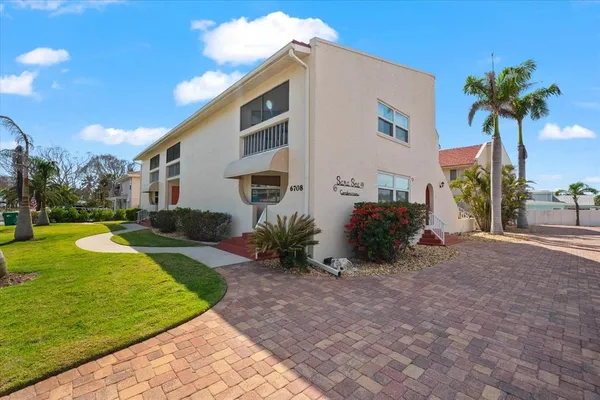 $3,200 | 6708 Sarasea Circle, Unit 202, Sarasota, FL 34242