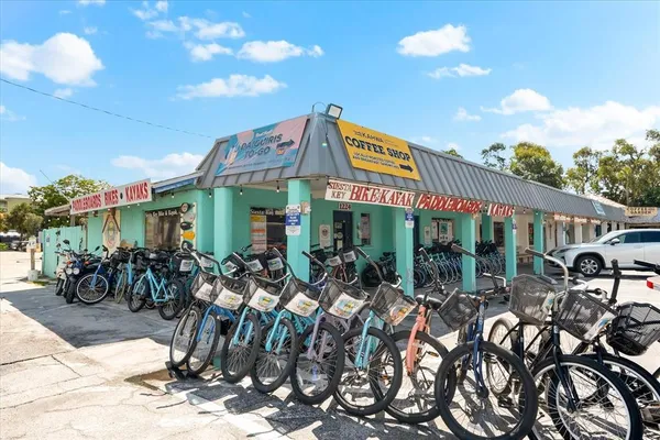 $3,200 | 6708 Sarasea Circle, Unit 202, Sarasota, FL 34242