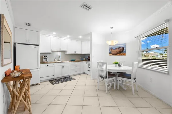 $3,200 | 6708 Sarasea Circle, Unit 202, Sarasota, FL 34242