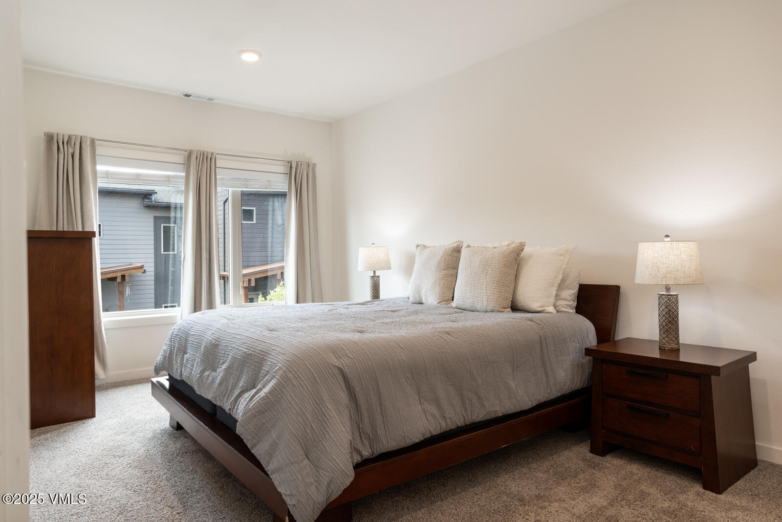 4 Uneva Court, Unit B1 Eagle, CO 81631 - Photo 16 of 44 a bedroom with a bed and a lamp