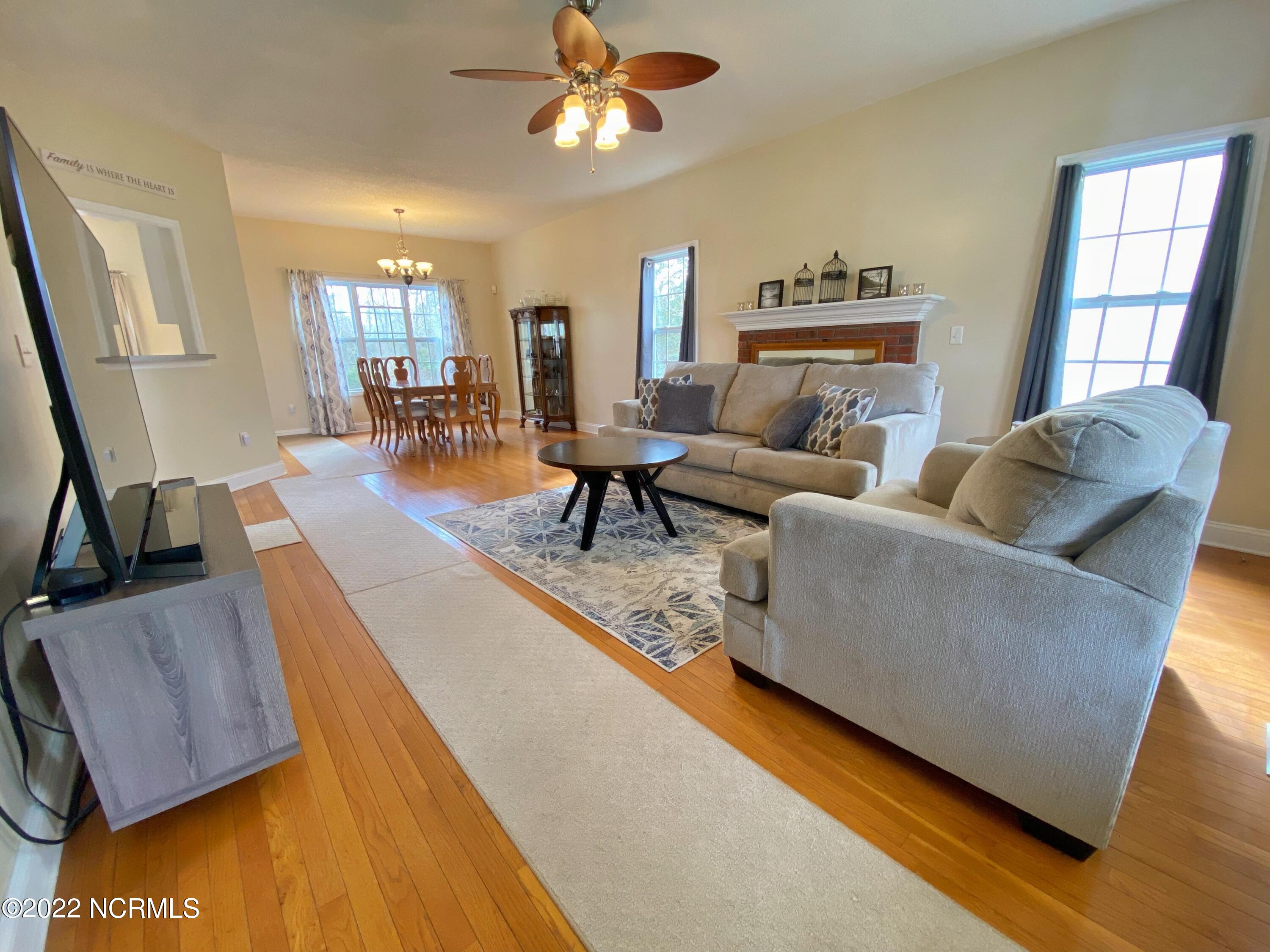 623 Riva Ridge Road Sneads Ferry, NC 28460 - Photo 14 of 47 Livingrm(4)