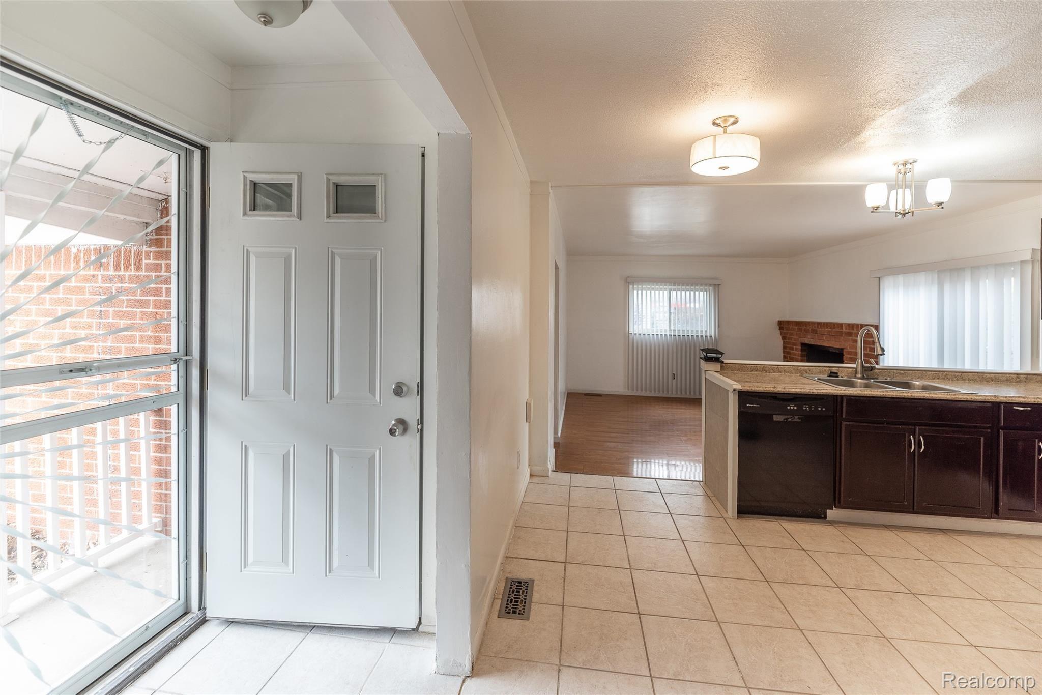 20358 Berg Road Detroit, MI 48219 - Photo 4 of 25 DSC_7013.jpg