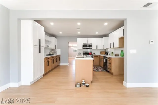 $2,000 | 915 Melrose Drive, Las Vegas, NV 89101