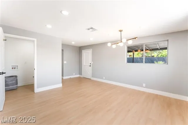 $2,000 | 915 Melrose Drive, Las Vegas, NV 89101