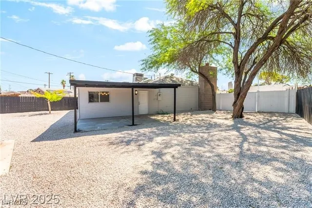 $2,000 | 915 Melrose Drive, Las Vegas, NV 89101