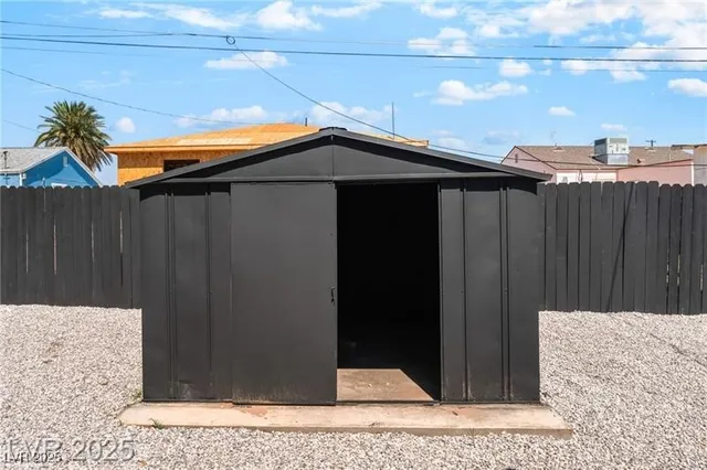 $2,000 | 915 Melrose Drive, Las Vegas, NV 89101