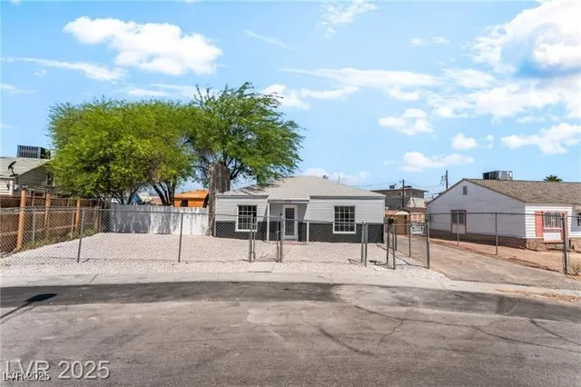 $2,000 | 915 Melrose Drive, Las Vegas, NV 89101