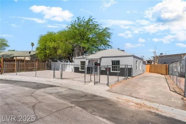 $2,000 | 915 Melrose Drive, Las Vegas, NV 89101