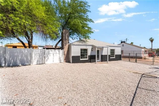 $2,000 | 915 Melrose Drive, Las Vegas, NV 89101