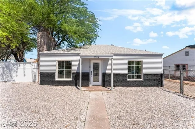 $2,000 | 915 Melrose Drive, Las Vegas, NV 89101