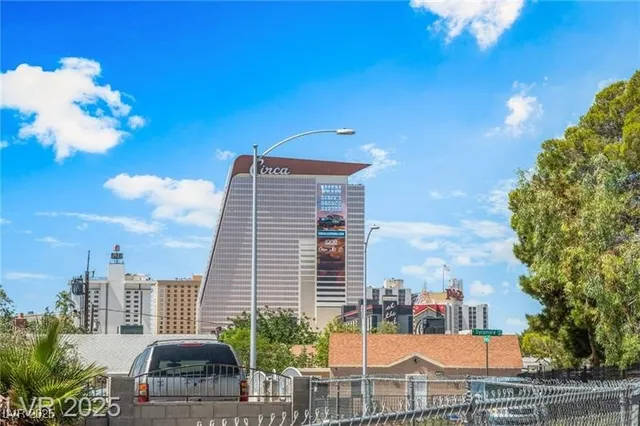 $2,000 | 915 Melrose Drive, Las Vegas, NV 89101