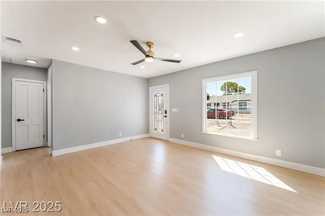 $2,000 | 915 Melrose Drive, Las Vegas, NV 89101