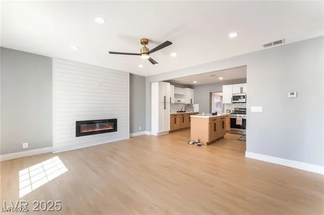 $2,000 | 915 Melrose Drive, Las Vegas, NV 89101