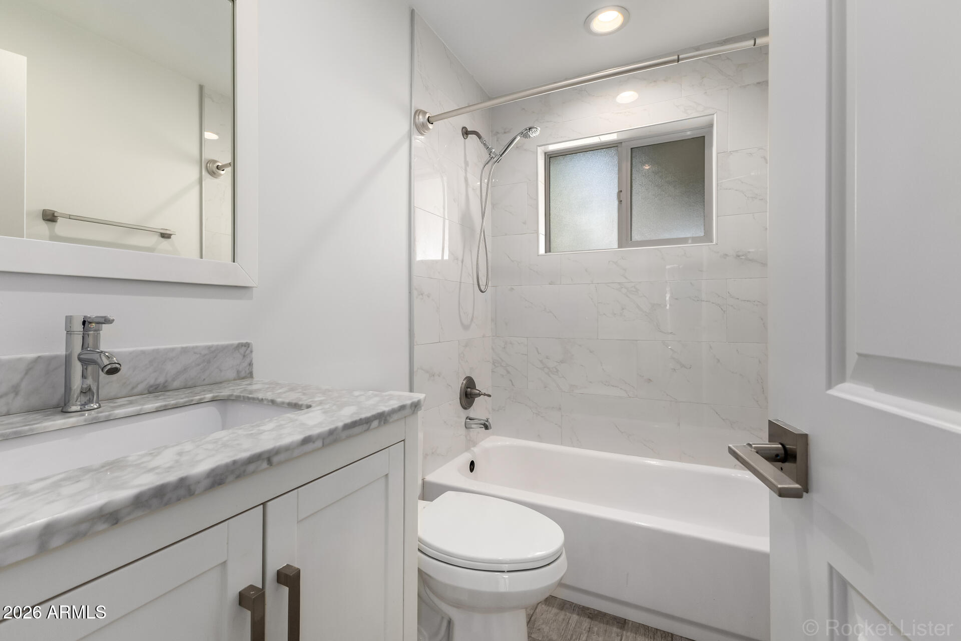 3930 East Oak Street Phoenix, AZ 85008 - Photo 41 of 61 36 - Oak Bath 2