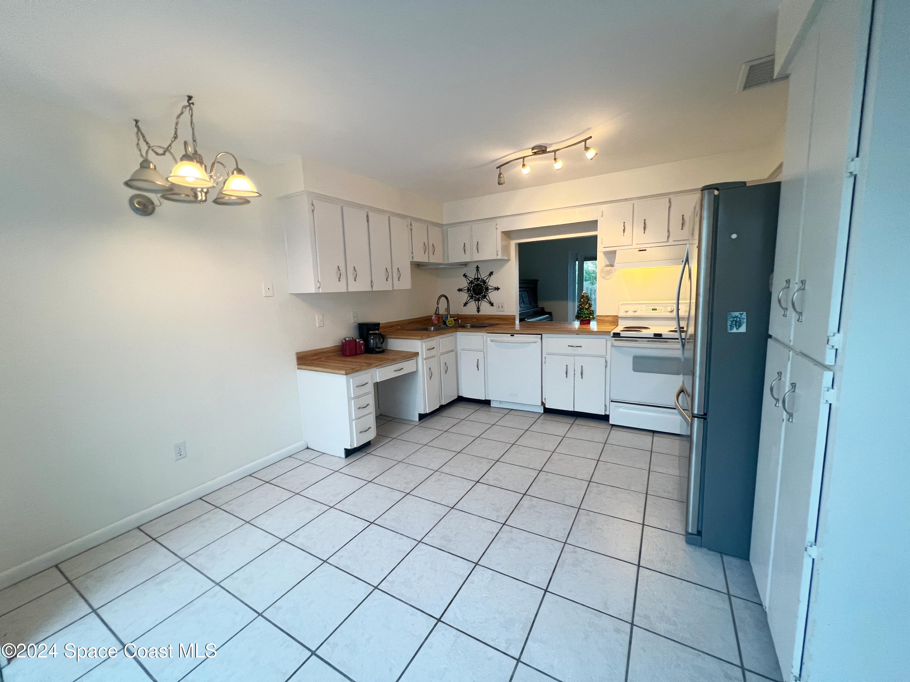 405 Myrtlewood Road Melbourne, FL 32940 - Photo 3 of 13 Kitchen