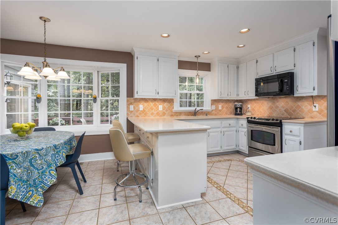 3904 Timber Ridge Place Midlothian, VA 23112 - Photo 8 of 35 Bright eat-in kitchen with big bay window.