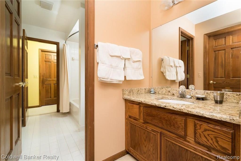 3736 Newcastle Drive Rochester Hills, MI 48306 - Photo 24 of 40
