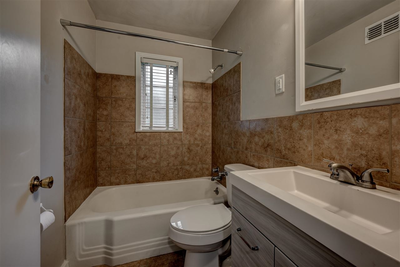 1645 Welsh Road Memphis, TN 38117 - Photo 14 of 18 a bathroom with a sink a toilet and a bathtub