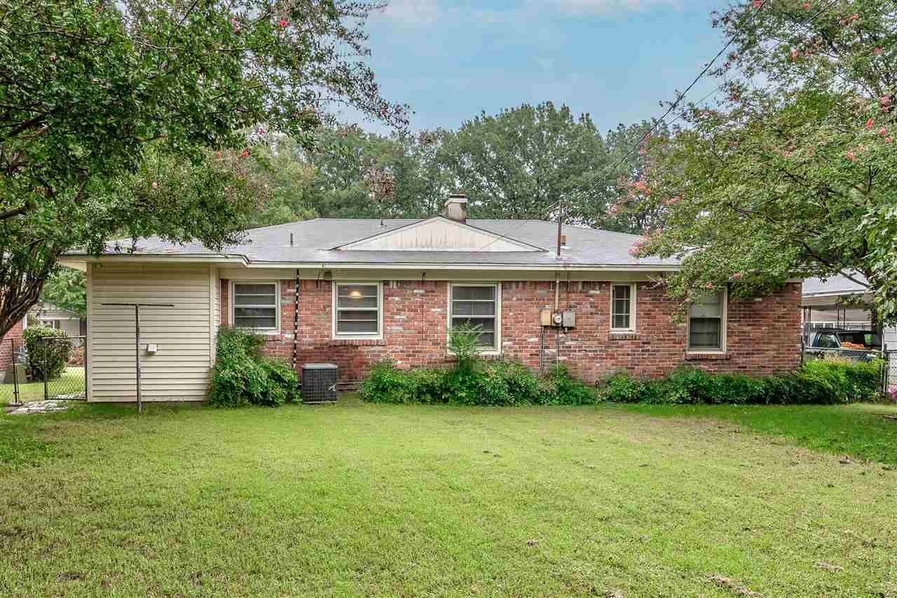 1645 Welsh Road Memphis, TN 38117 - Photo 17 of 18 a front view of a house with a garden