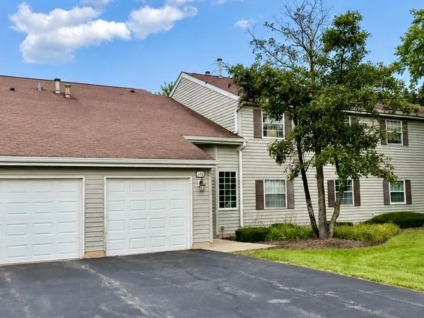 $2,300 | 116 Gant Circle, Unit F, Streamwood, IL 60107