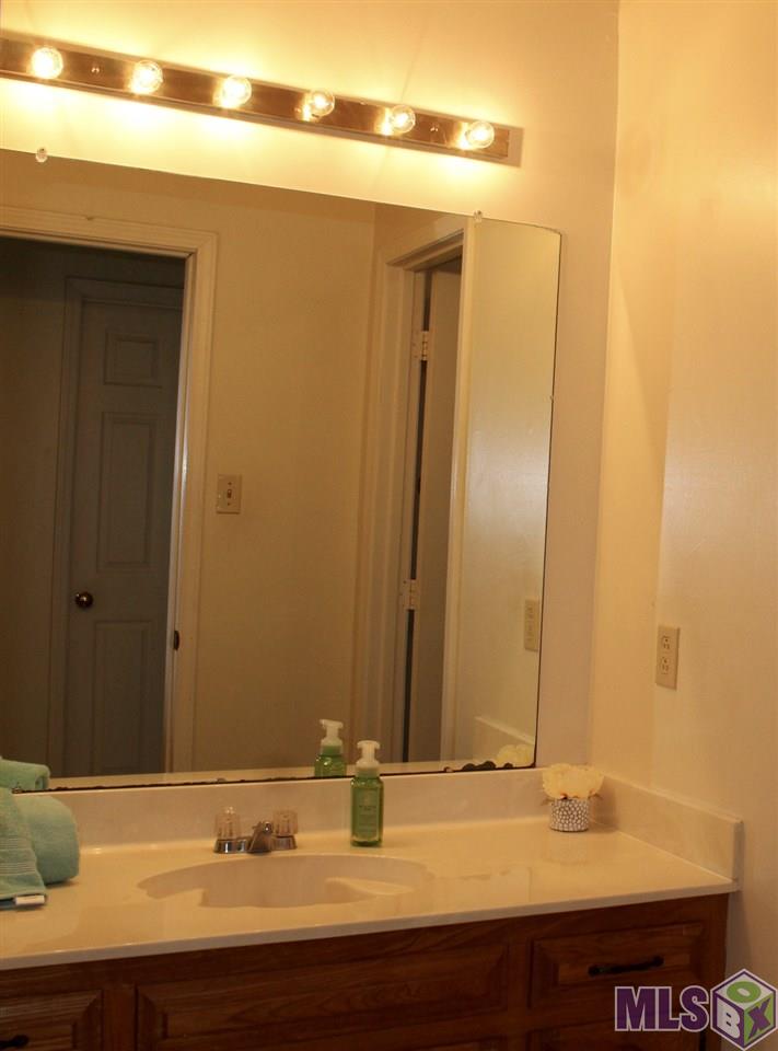 768 Hadley Drive Baton Rouge, LA 70820 - Photo 8 of 12 Hall Bath