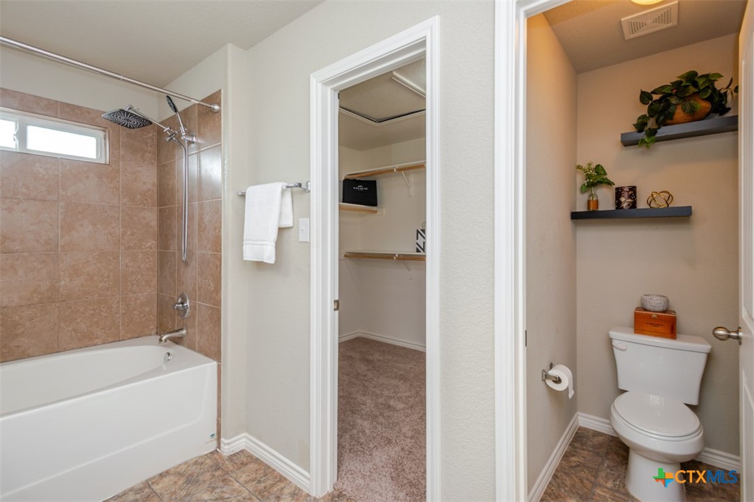 2601 Tarrant County Drive Killeen, TX 76549 - Photo 9 of 35 a bathroom with a toilet and a shower