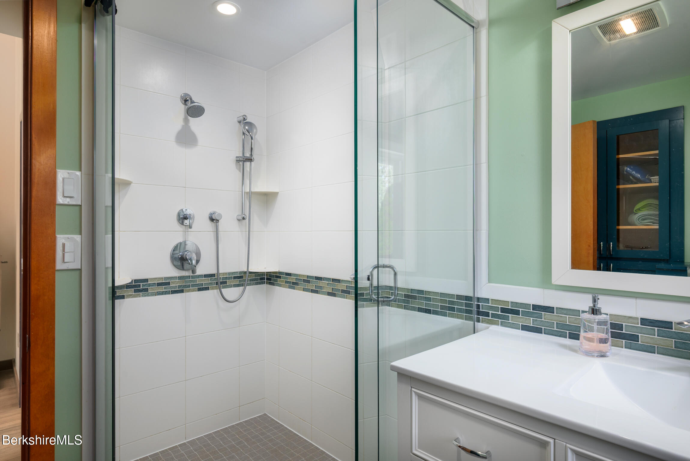 171 Knolls Road Williamstown, MA 01267 - Photo 21 of 26 Second floor bath