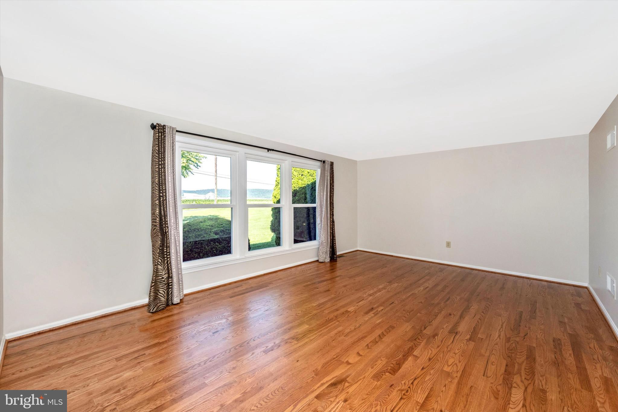 1820 Gapland Road Jefferson, MD 21755 - Photo 5 of 60 Living Room
