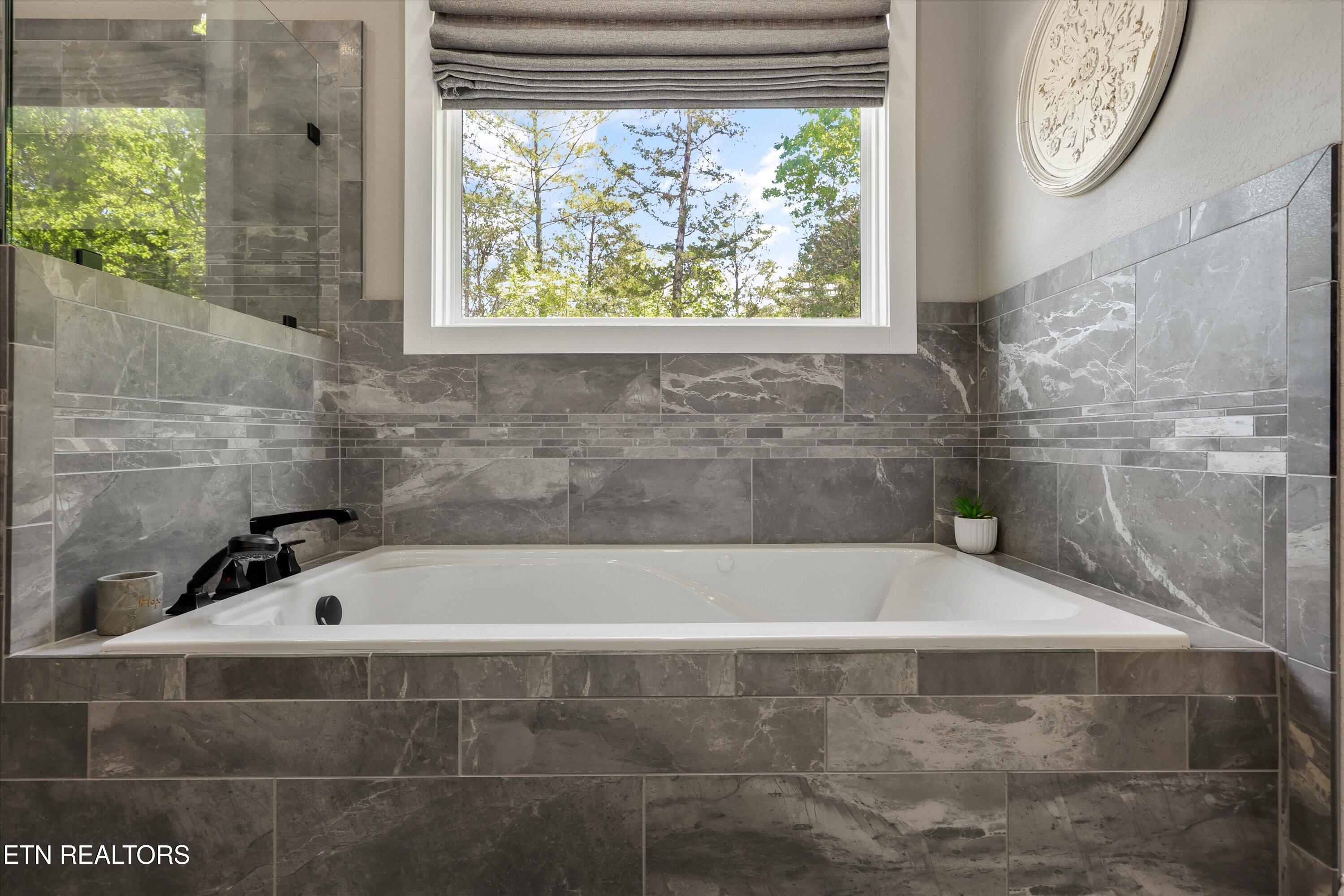 481 Loop Road Rockwood, TN 37854 - Photo 21 of 52 Soaking Tub