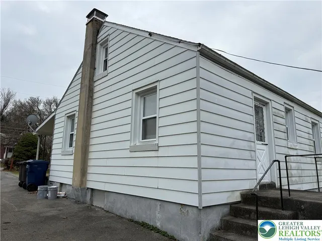 a view of a house with backyard