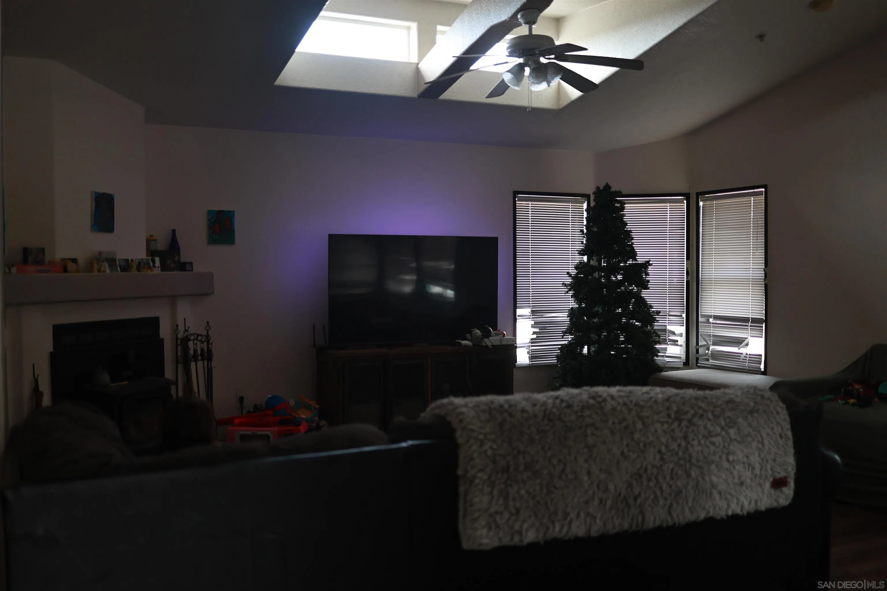 1122 Tierra Del Sol Road Boulevard, CA 91905 - Photo 2 of 21 Living Room