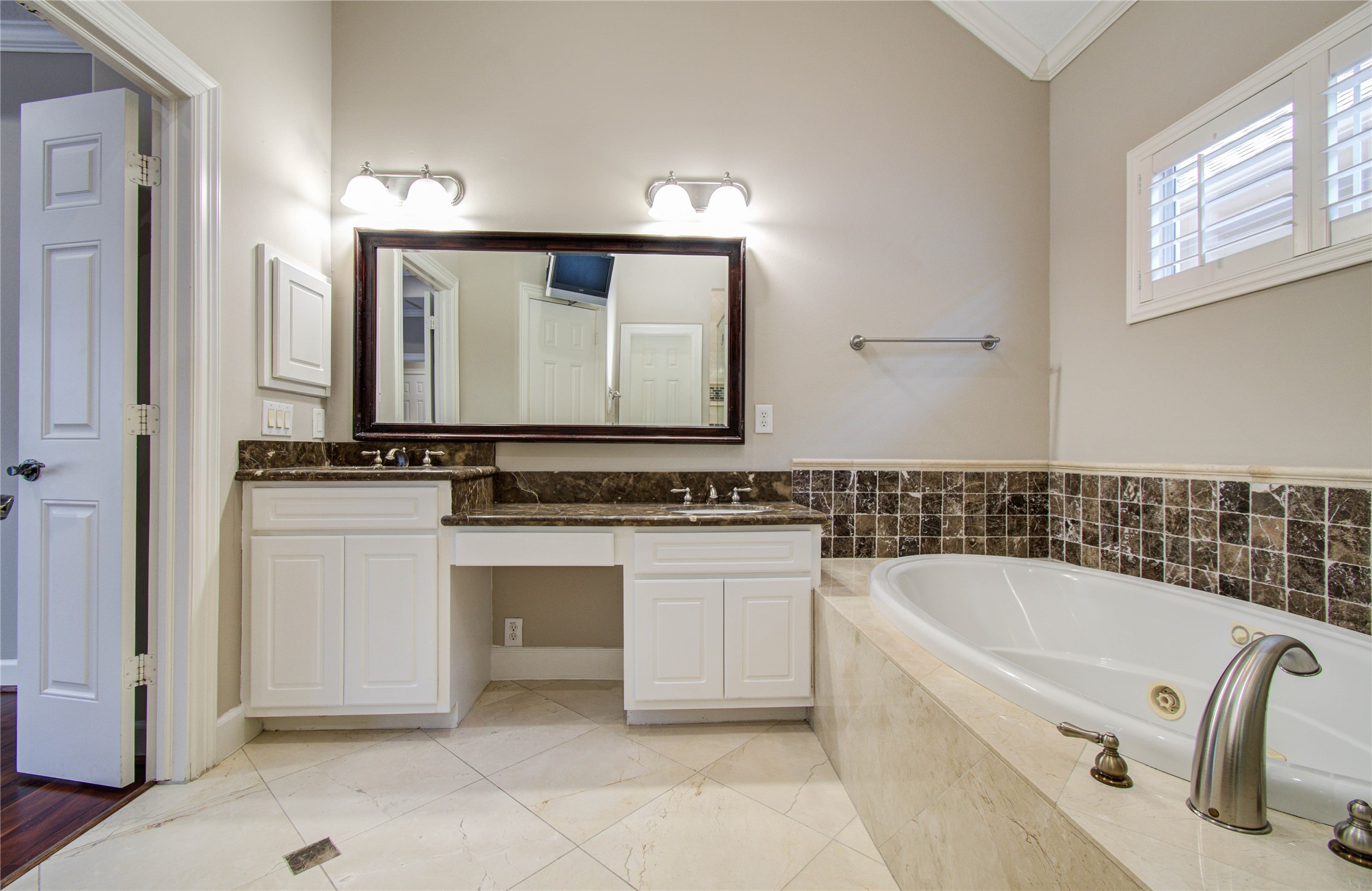 4613 Floyd Street Houston, TX 77007 - Photo 27 of 37 a bathroom with a tub sink and mirror