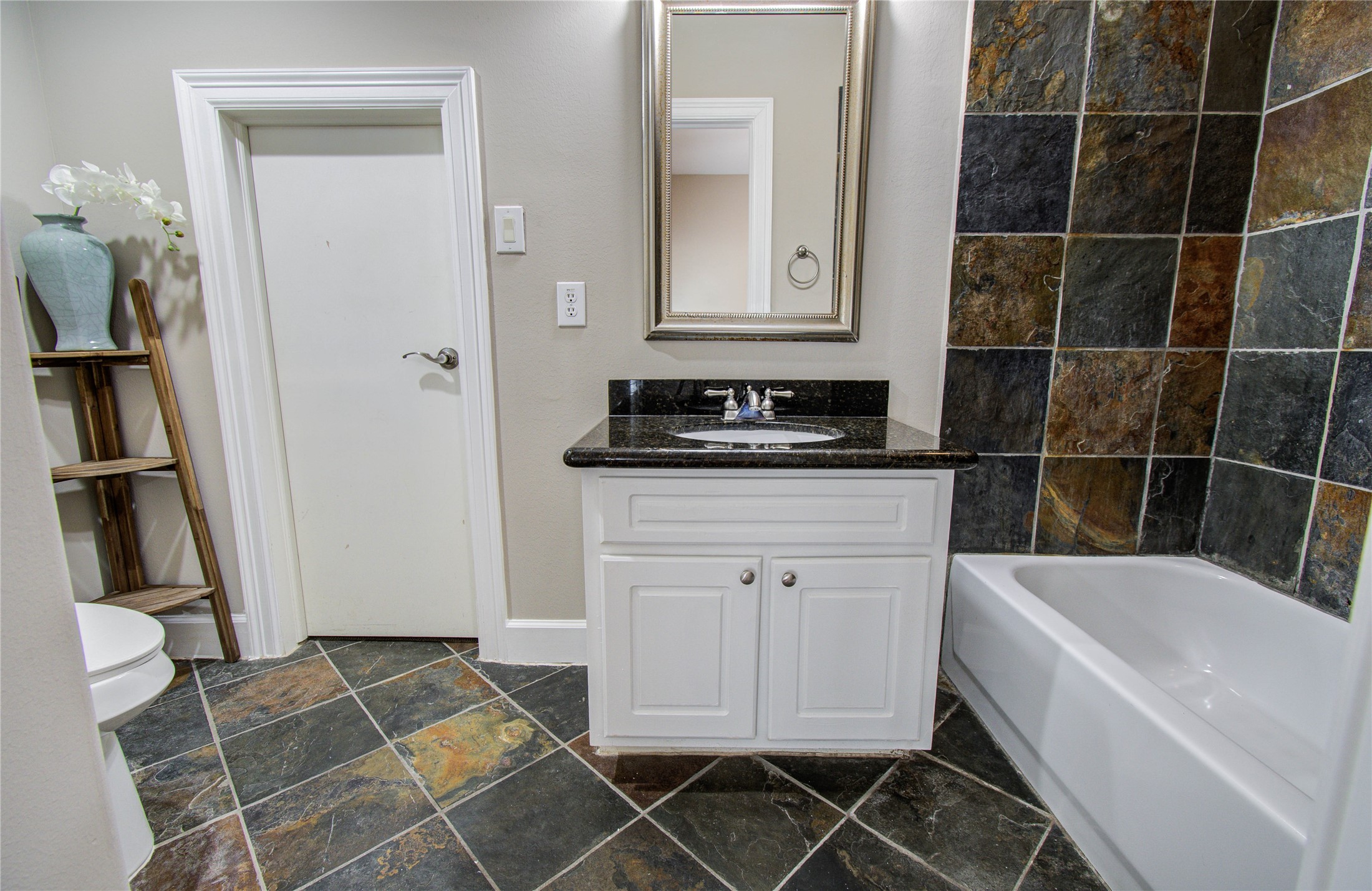 4613 Floyd Street Houston, TX 77007 - Photo 32 of 37 a bathroom with a sink and a mirror