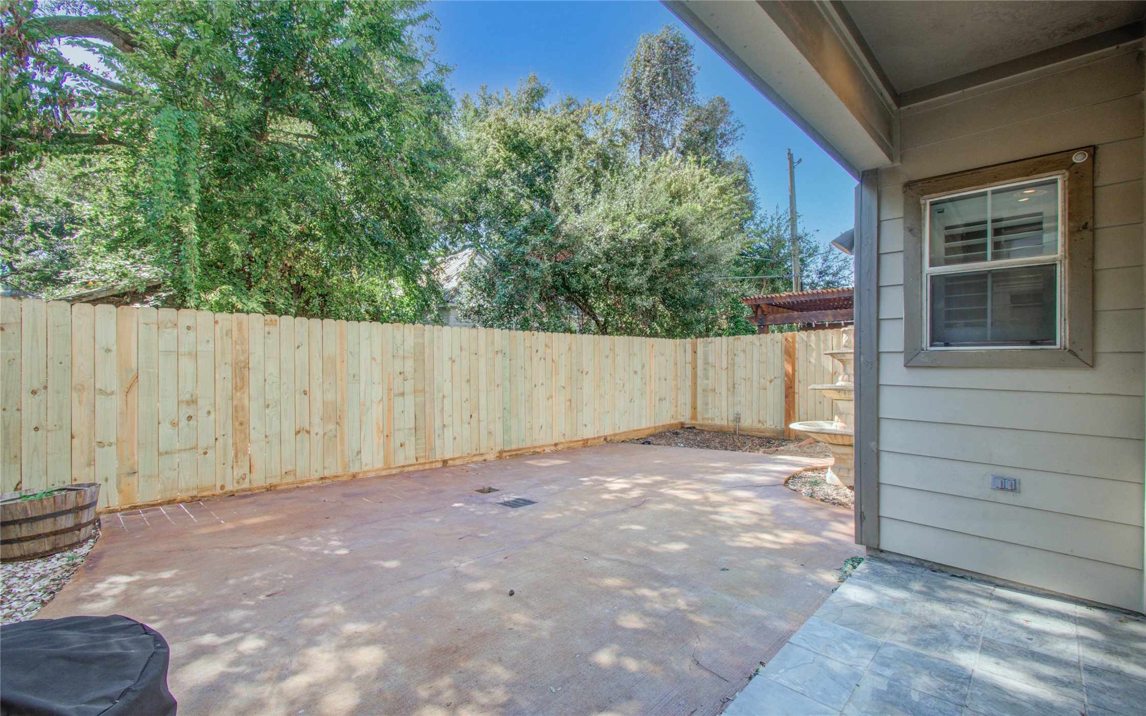 4613 Floyd Street Houston, TX 77007 - Photo 34 of 37 a view of backyard with green space