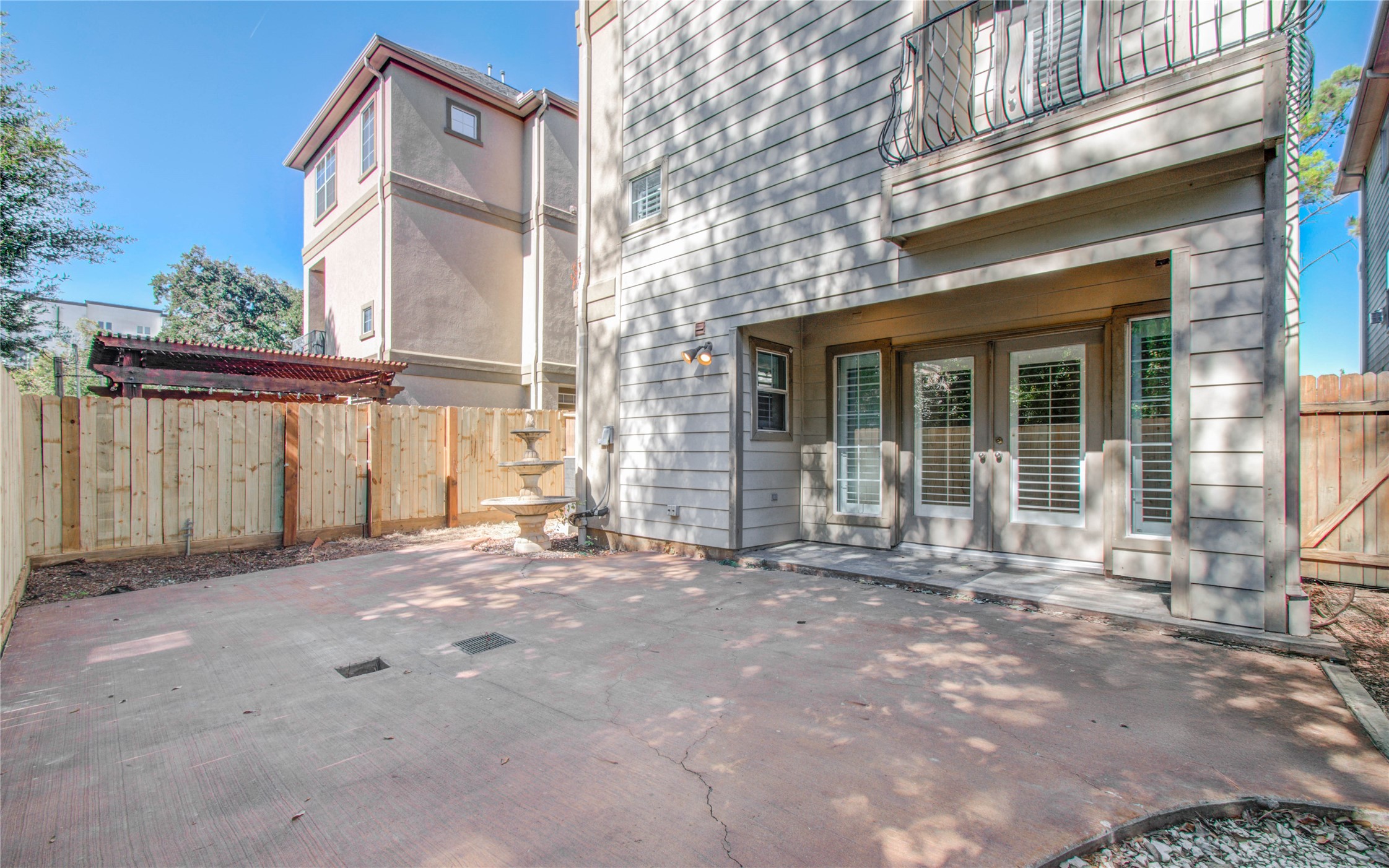4613 Floyd Street Houston, TX 77007 - Photo 35 of 37 a view of a house with backyard of the house