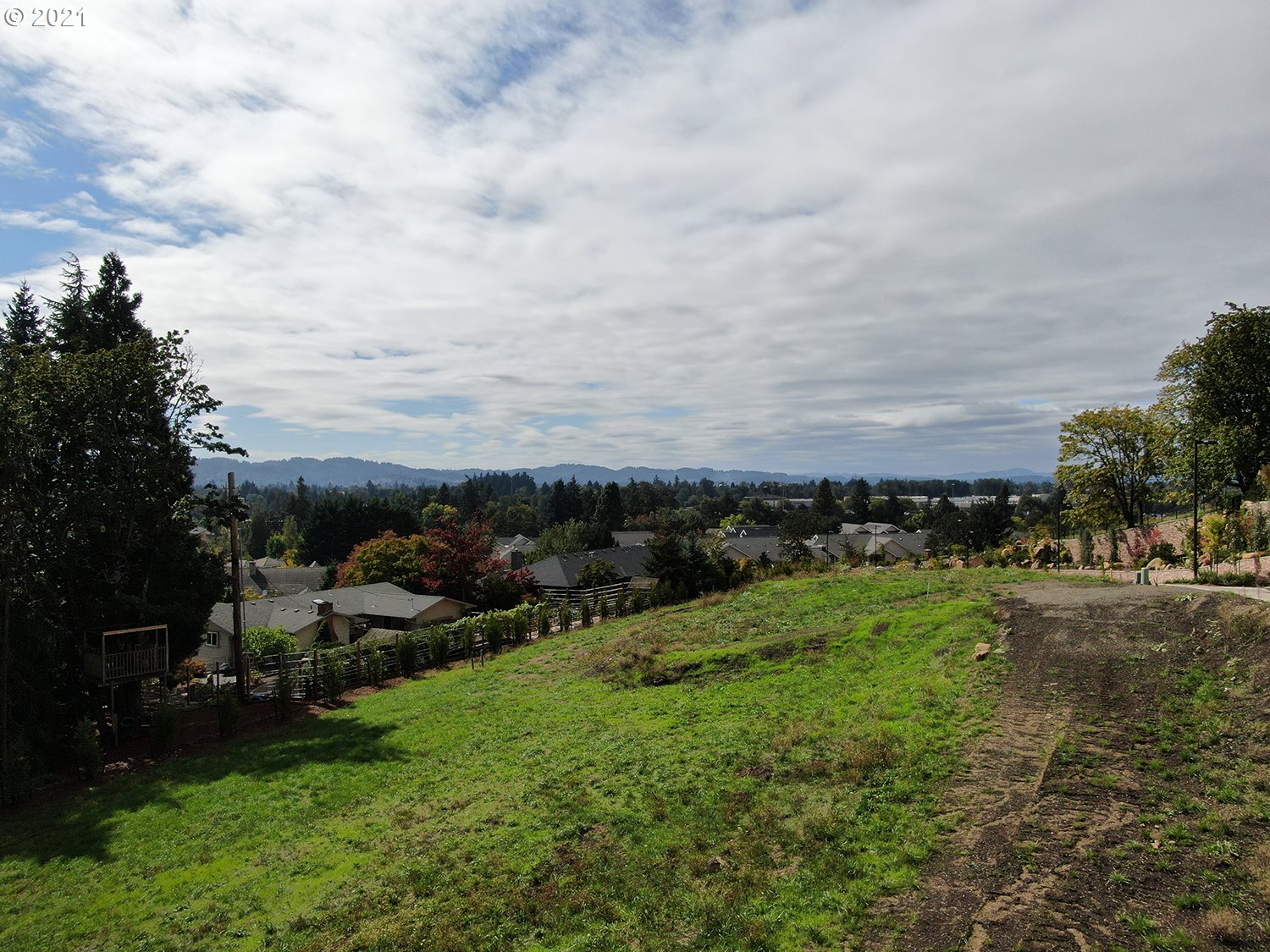 1090 Crenshaw Road, Unit 13 Eugene, OR 97401 - Photo 2 of 5 Gallery Image 2