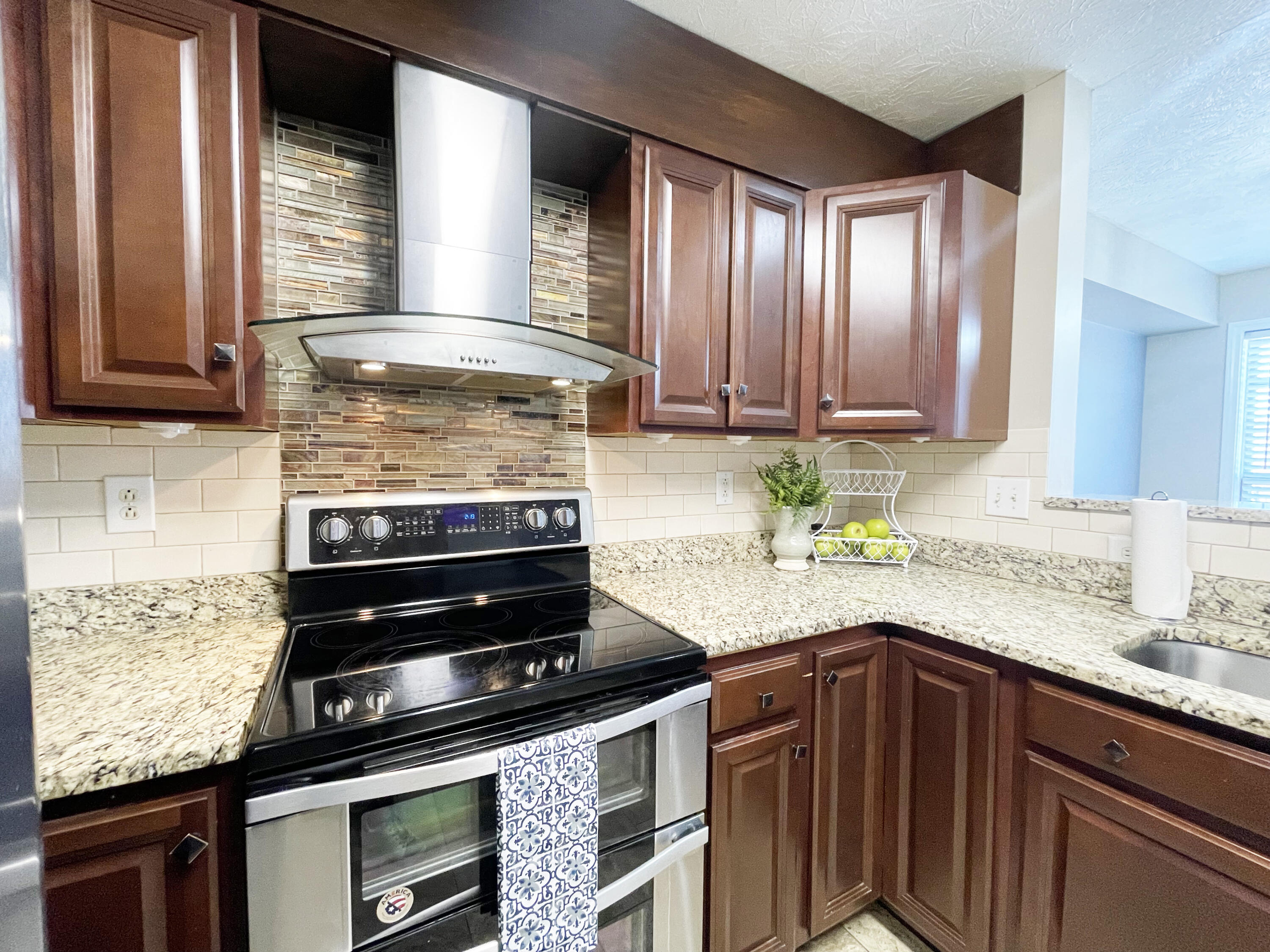2057 Shaker Run Road Lexington, KY 40509 - Photo 12 of 28 kitchen-venthood