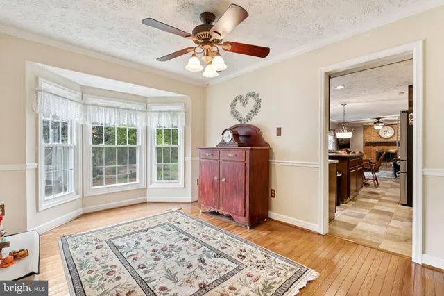 a view of livingroom with furniture