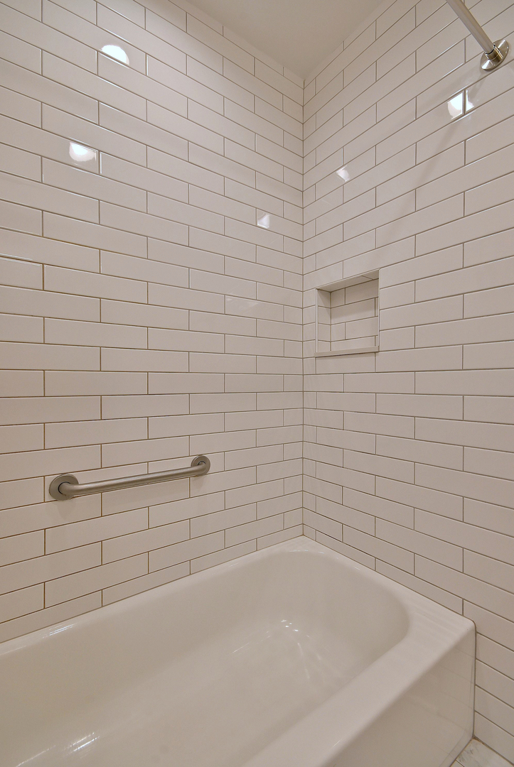 3045 North Paris Avenue, Unit 203 River Grove, IL 60171 - Photo 19 of 27 a bathroom with a bathtub