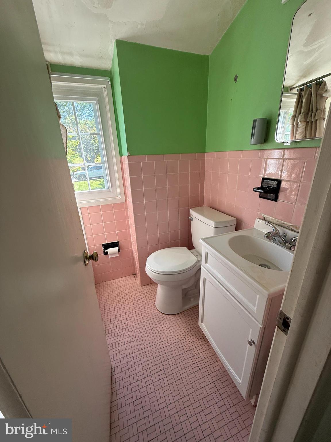 33 Rampart East Media, PA 19063 - Photo 8 of 9 2nd floor bathroom