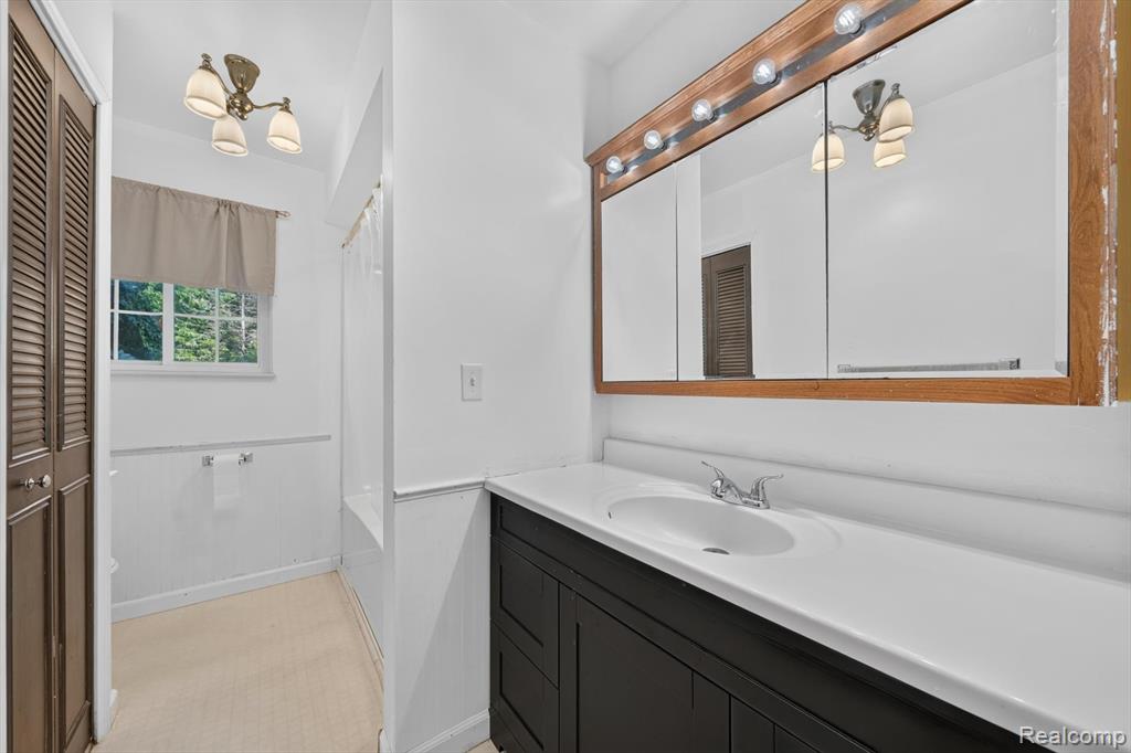 4430 Center Road Flint, MI 48506 - Photo 15 of 49