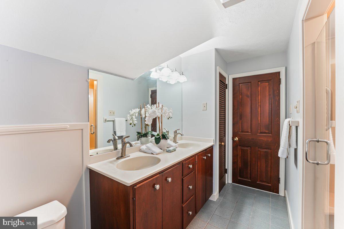 134 Lakeview Drive Media, PA 19063 - Photo 26 of 46 Primary En-Suite Bathroom